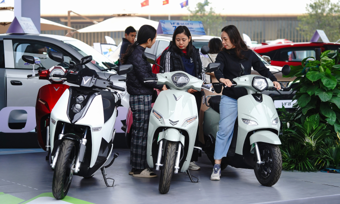 Người dân tham khảo xe máy VinFast tại một sự kiện ở Hà Nội 2025. Ảnh: Phạm Trung