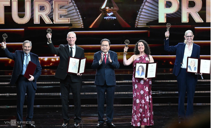 Chủ tịch Quốc hội Trần Thanh Mẫn (giữa) trao giải cho các nhà khoa học tại VinFuture 2025. Ảnh: Giang Huy