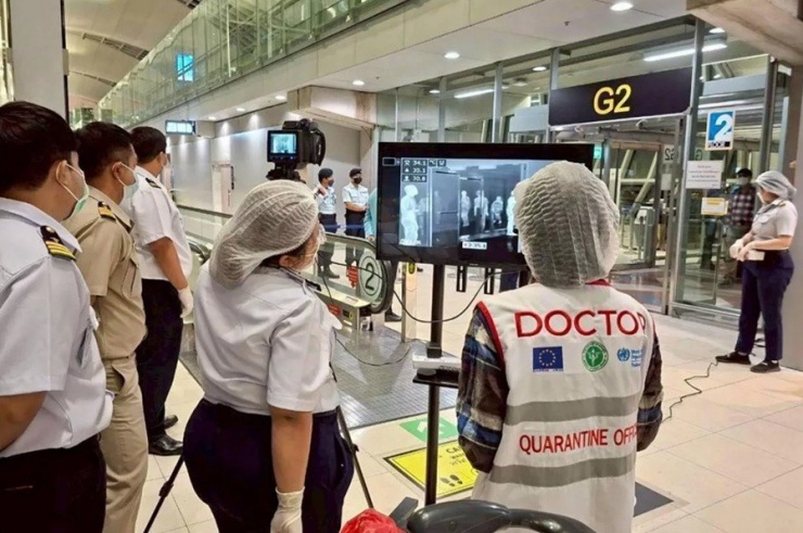 Nhân viên y tế theo dõi màn hình ở sân bay Suvarnabhumi (Thái Lan) để kiểm tra thân nhiệt khách đến trong khi ở Ấn Độ đang có nhiều ca nhiễm virus Nipah. Ảnh: Cơ quan Kiểm soát Dịch bệnh (DDC).