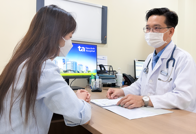 Bác sĩ Phong đang tư vấn về các bệnh lý hô hấp. Ảnh: Bệnh viện Đa khoa Tâm Anh