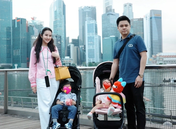 Primmy Trương xách chiếc Kelly vàng khi đi Singapore cùng chồng con hồi tháng 10/2025.