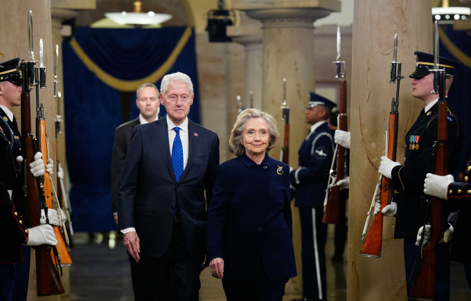 Cựu tổng thống Bill Clinton (trái) và vợ Hillary Clinton tại lễ nhậm chức của Tổng thống Donald Trump ngày 20/1. Ảnh: AFP