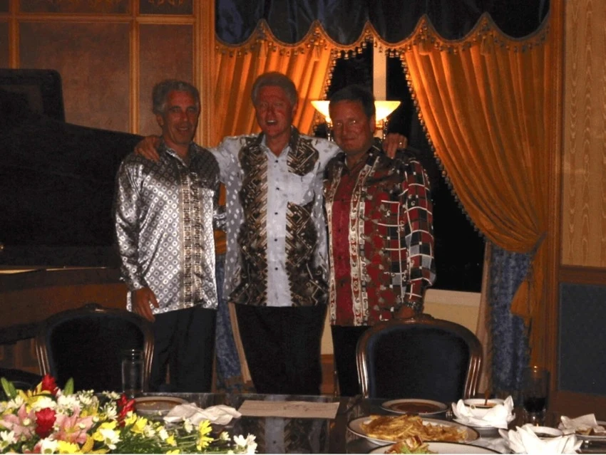 Vợ chồng cựu Tổng thống Clinton.jpg