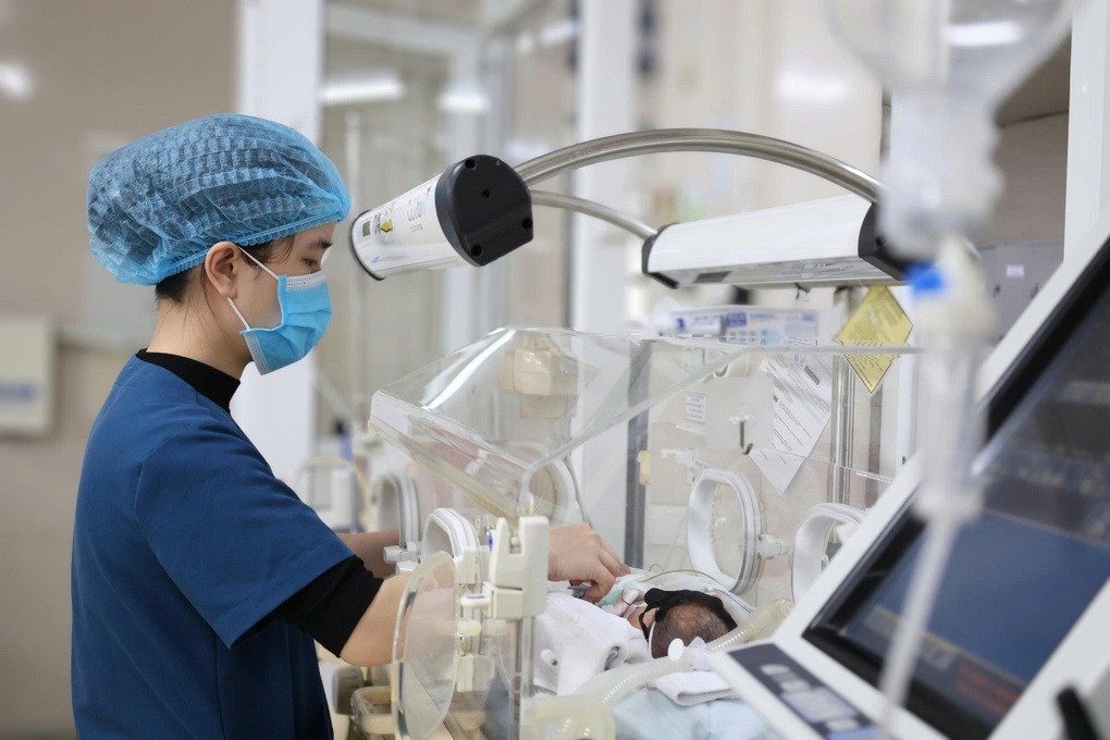 Vợ đẻ rơi tại nhà, chồng dùng dao lam cắt dây rốn cho con - 1