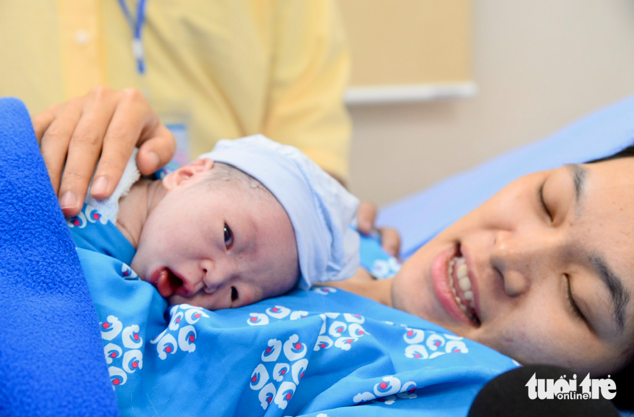 Vỡ òa hạnh phúc đón những em bé chào đời vào thời khắc năm mới 2026 1 Vỡ òa hạnh phúc đón những em bé chào đời vào thời khắc năm mới 2026 - Ảnh 1.