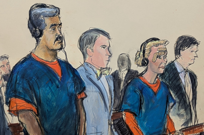 Tranh phác họa cho thấy bà Flores dán băng gạc trên đầu khi xuất hiện tại tòa hôm 5/1. Ảnh: AP