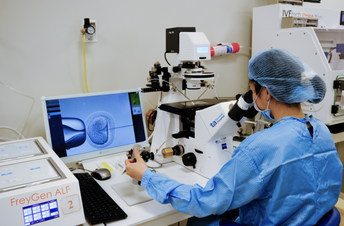 Chuyên viên phôi học đang thực hiện tiêm tinh trùng vào bào tương noãn để tạo phôi. Ảnh: IVF Tâm Anh