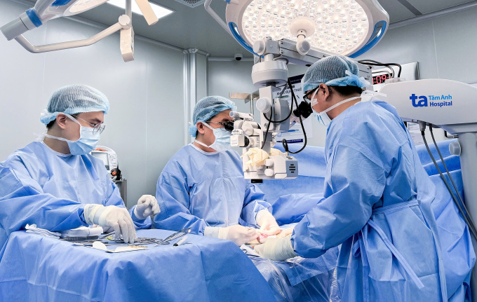 Bác sĩ Nguyễn Công Danh (ngoài cùng, bên phải) cùng êkíp vi phẫu micro-TESE cho người bệnh. Ảnh: Hoài Thương