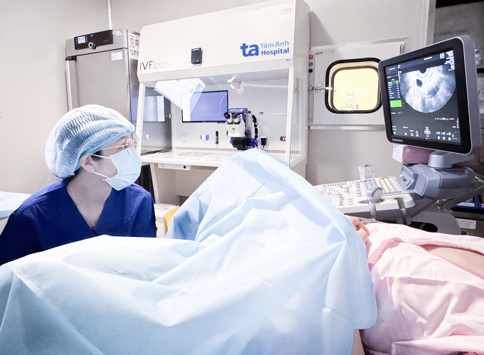 BS.CKI Nguyễn Thị Thạch Thảo chọc hút noãn cho người bệnh. Ảnh: Hoài Thương