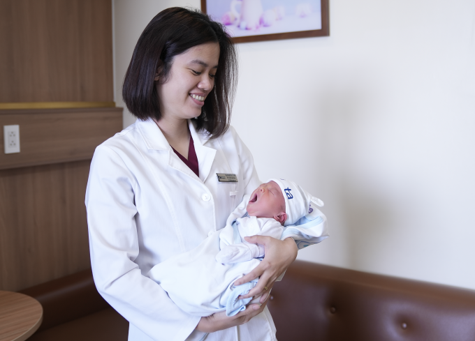 Bác sĩ Trung tâm IVF Tâm Anh thăm mẹ con chị Hòa trước khi xuất viện. Ảnh: Bệnh viện cung cấp