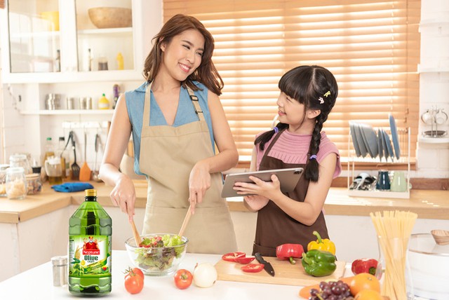 Với công thức kết hợp dầu ô-liu nguyên chất và dầu gạo lứt, loại dầu mới này giúp nâng tầm gian bếp- Ảnh 2.