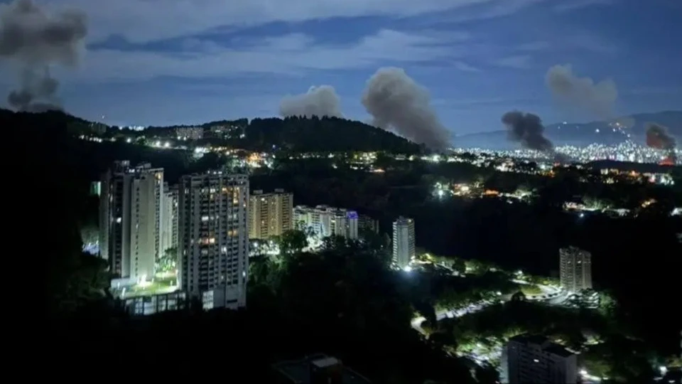 Khói bốc lên ở thủ đô Caracas (Venezuela) ngày 3-1 sau cuộc tấn công của Mỹ. Ảnh: TELESUR Mỹ tấn công Venezuela nhìn từ lăng kính luật quốc tế