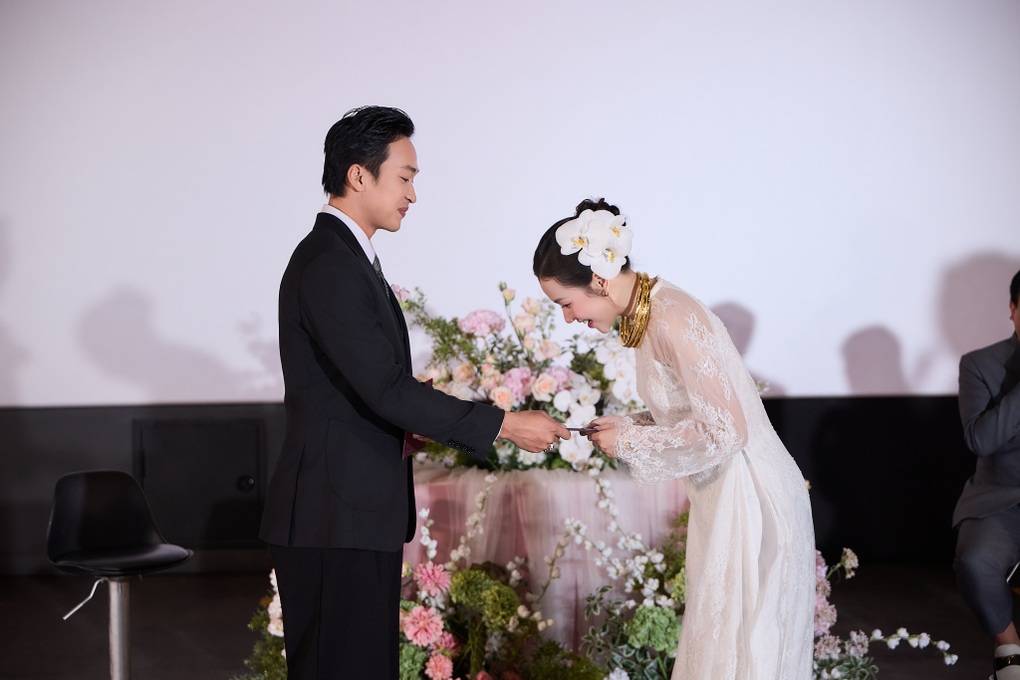 Vũ Thùy Linh hóa cô dâu, kết đôi cùng Lâm Thanh Nhã phim Mưa đỏ - 1