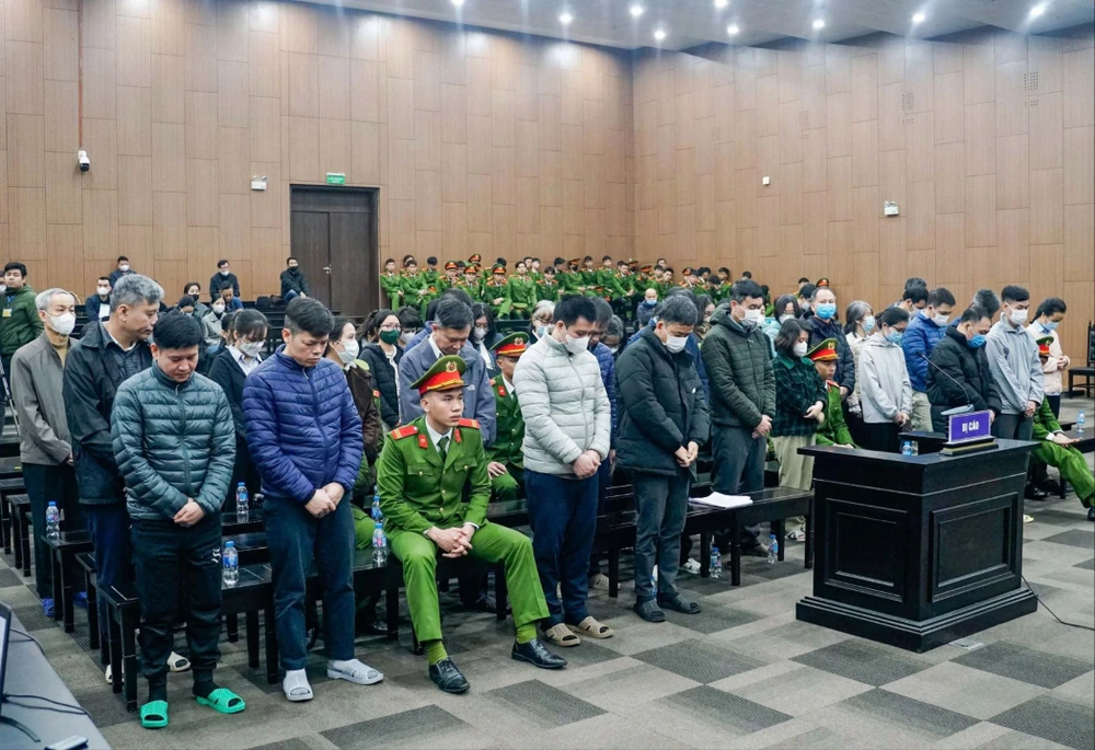 Các bị cáo tại phiên tòa. Ảnh: HOÀNG HUY các bị cáo Trần Việt Nga Cục An toàn thực phẩm nhận hối lộ.jpg