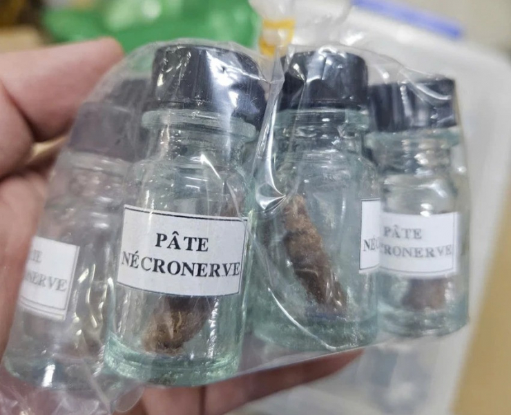 Lọ Pâte Nécronerve chứa Arsenic trioxide (As2O3), là chất độc. Ảnh: CA