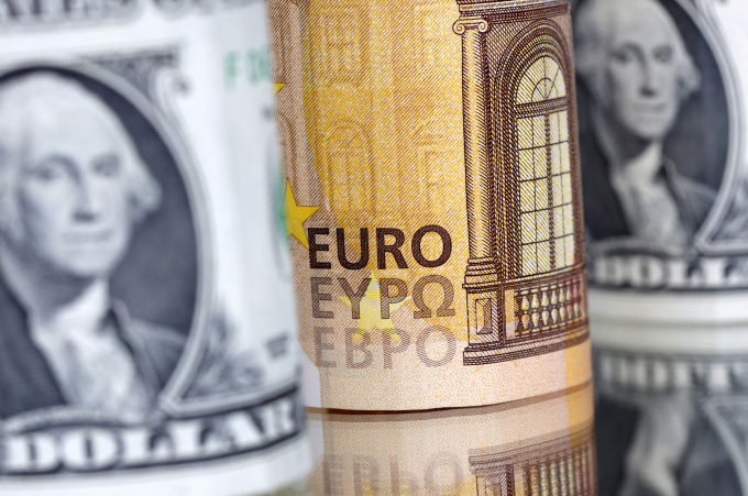 Tiền giấy Euro và USD. Ảnh: Reuters