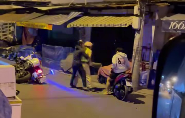 Vụ người đi xe máy ngăn cản cảnh sát giao thông: Không chấp hành đo nồng độ cồn - Ảnh 2.