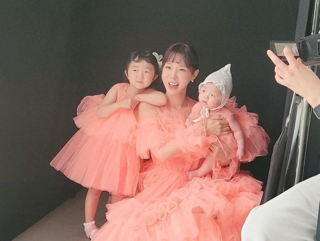 Vừa “dao kéo” về, nữ diễn viên phim giờ vàng bị con gái 5 tuổi chê thẳng: “Mẹ xấu quá”- Ảnh 1.