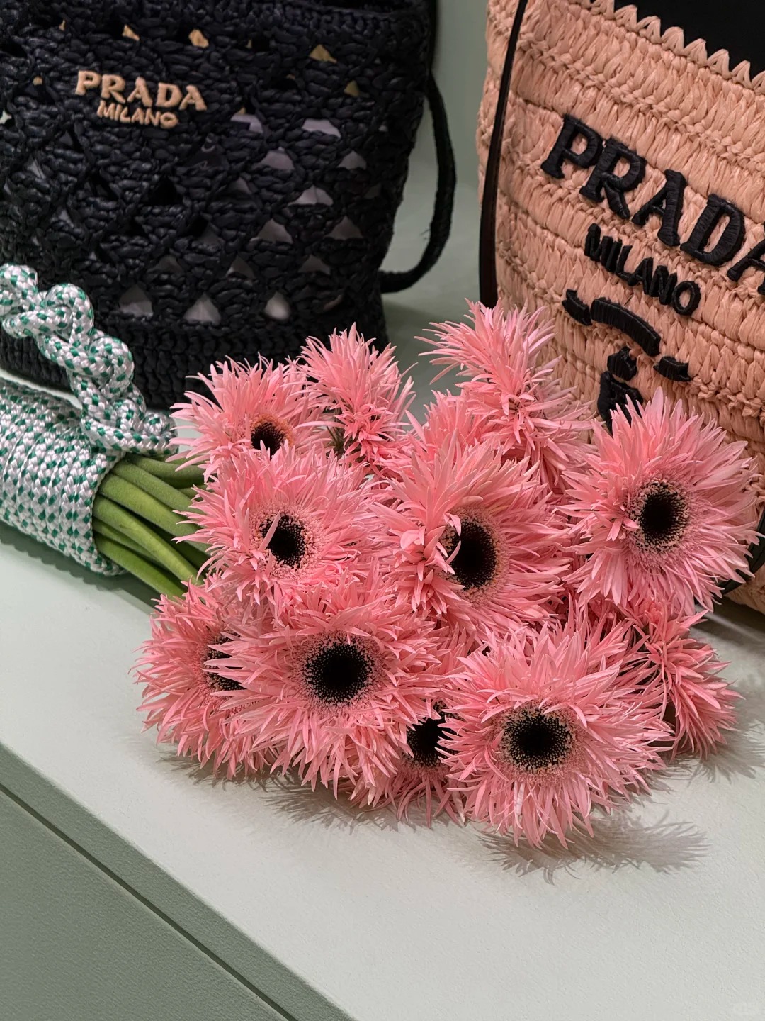 Tết này đừng chỉ cắm thược dược, thử ngay bình đồng tiền 