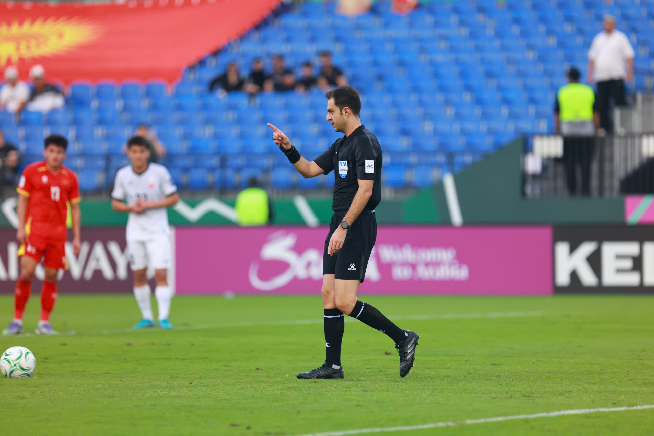 'Vua thẻ' người Iran tiếp tục bắt chính tứ kết U.23 Việt Nam đấu UAE, trọng tài VAR cũng rất quen- Ảnh 1.