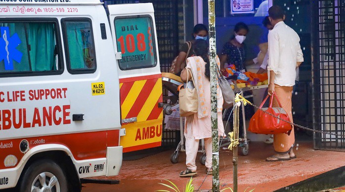 Một bệnh nhân được đưa đến khu cách ly dành cho người mắc bệnh do virus Nipah tại Bệnh viện Đại học Y khoa Kozhikode, bang Kerala - Ấn Độ trong đợt dịch năm 2023 - Ảnh: PTI