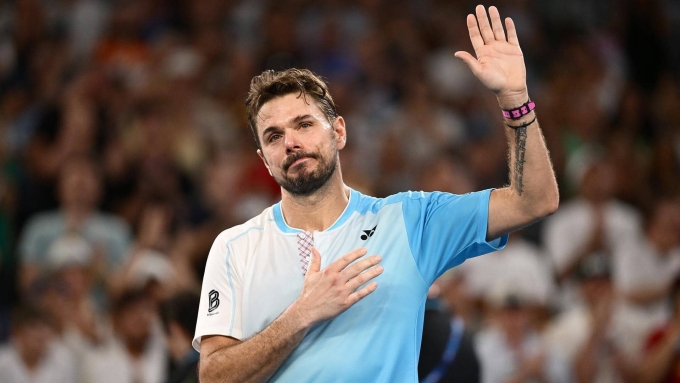Wawrinka vẫy chào khán giả, sau trận vòng ba với Taylor Fritz, trên sân John Cain, Melbourne, Australia hôm 24/1. Ảnh: Reuters