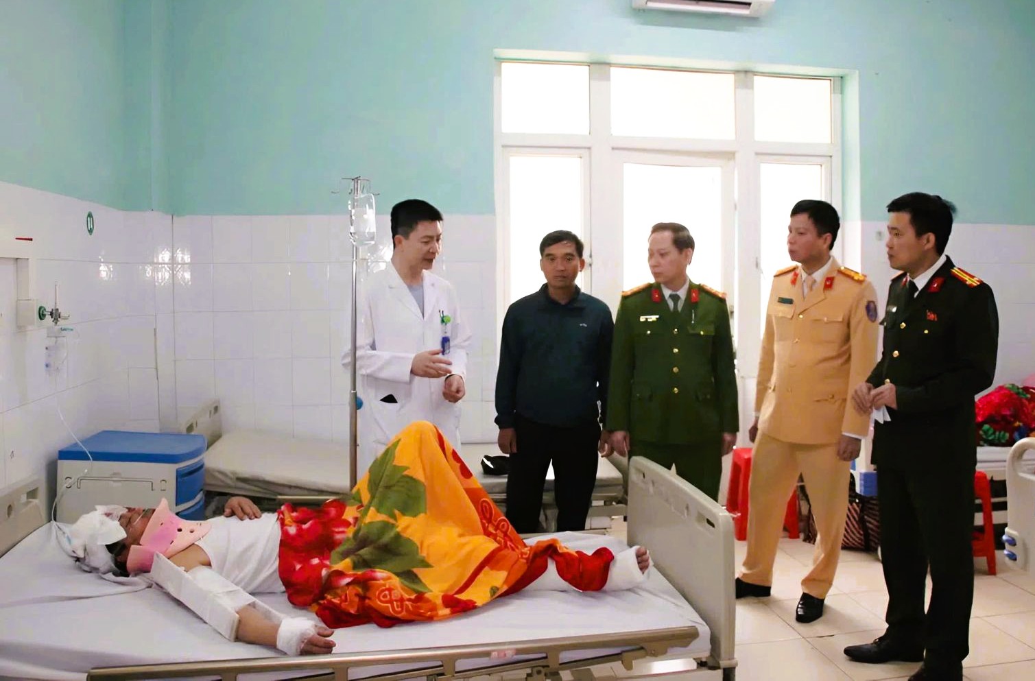 Nguyên nhân xe khách gặp nạn thảm khốc trên cao tốc làm 4 người chết - Ảnh 2.