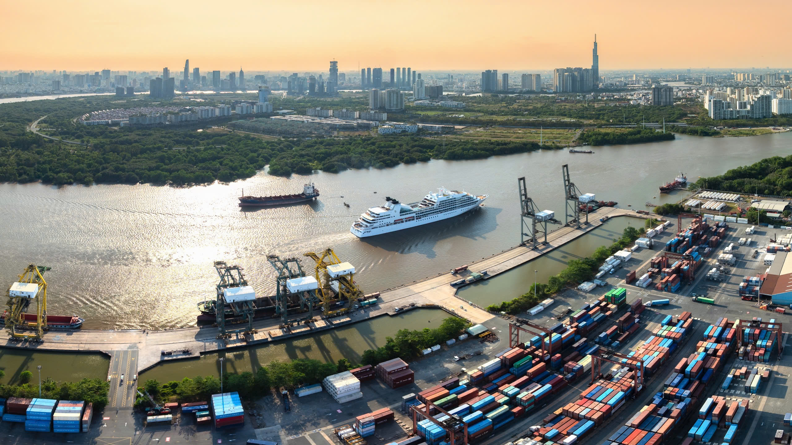 Xây dựng TP.HCM thành trung tâm dịch vụ lớn của cả nước và khu vực theo 4 giai đoạn 1 Trung tâm dịch vụ - Ảnh 1.