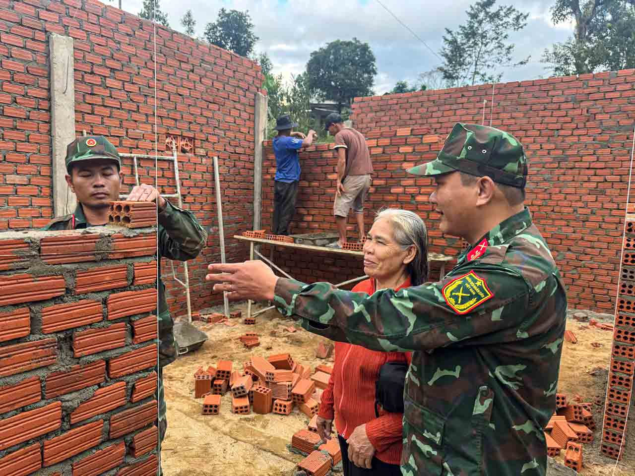 Xây nhà cho dân giữa đại ngàn Trường Sơn 1 Xây nhà cho dân giữa đại ngàn Trường Sơn - Ảnh 1.