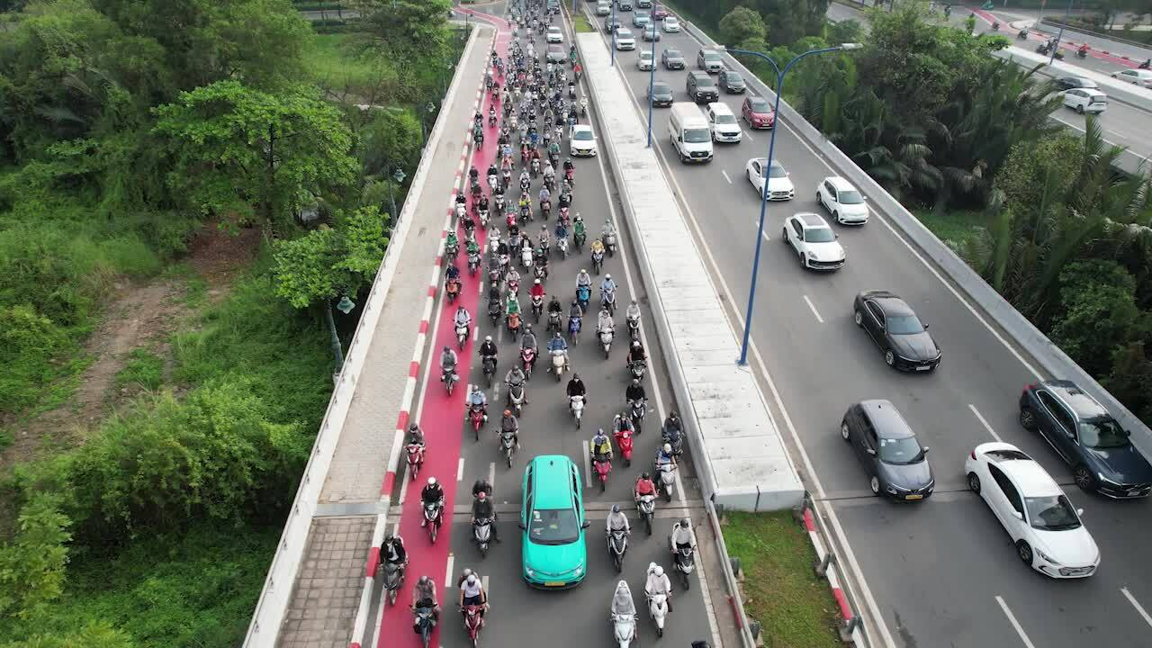 Xe máy tràn vào làn đường ưu tiên xe đạp ở TP HCM