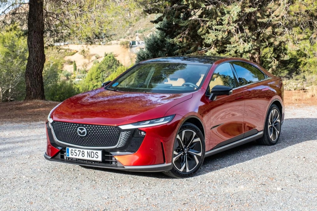 Xe điện Mazda bắt đầu giành khách của Nissan, Volkswagen - 1