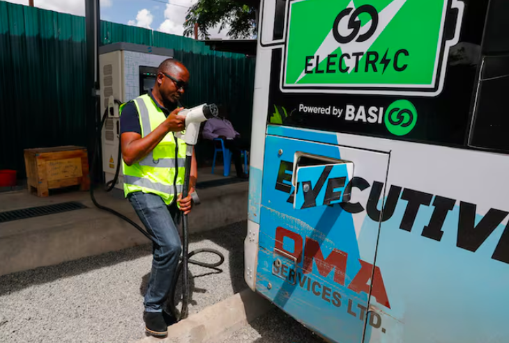 Xe điện chạy năng lượng mặt trời sẽ thay đổi ngành giao thông vận tải ở châu Phi - Ảnh 1.