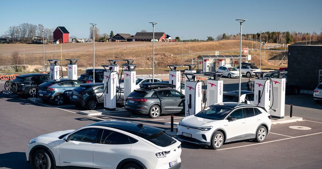 Xe điện toàn cầu tăng trưởng kỷ lục, Việt Nam là 'ngôi sao đang lên'- Ảnh 1.