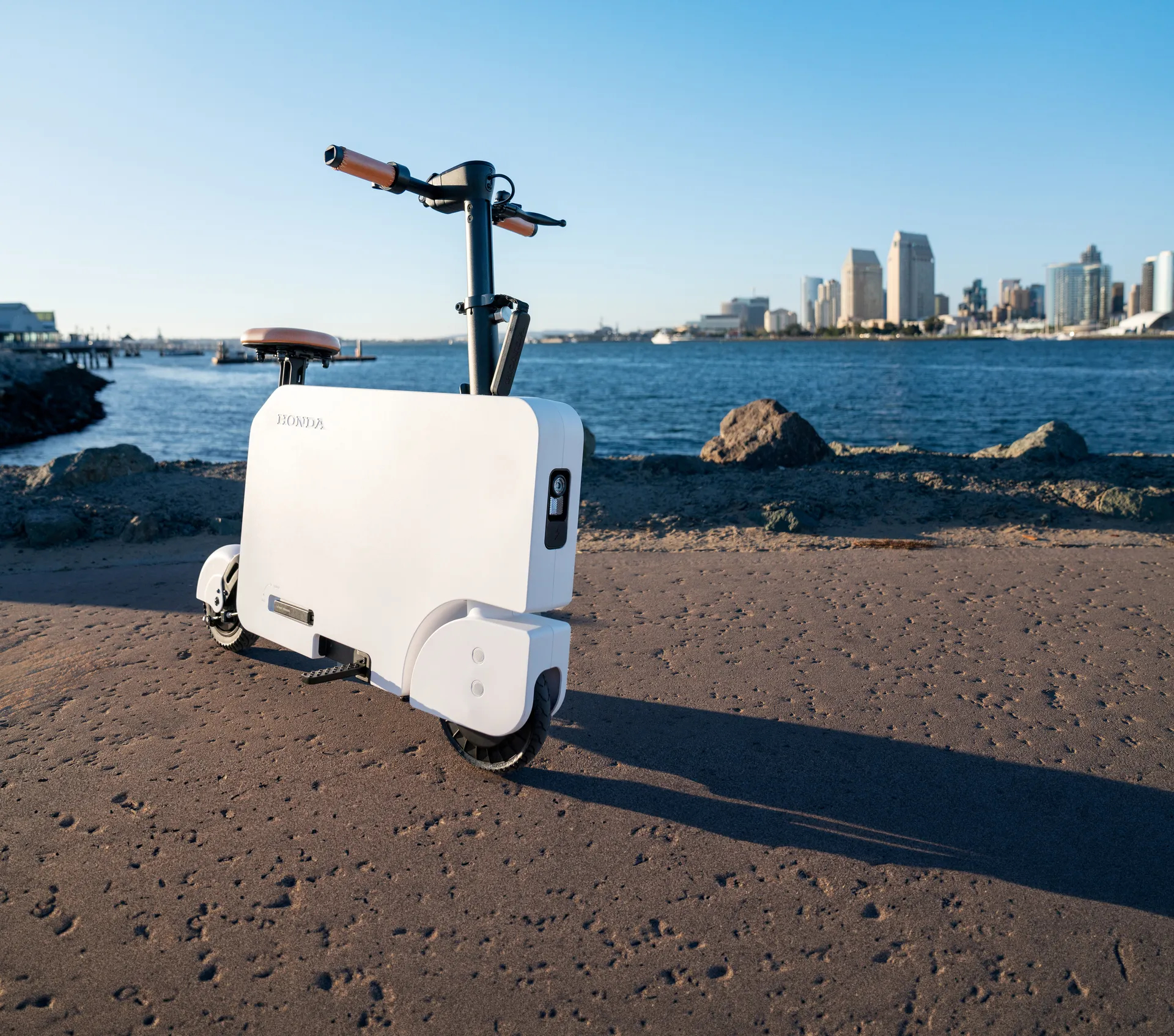 Xe máy điện gấp gọn như vali của Honda dự kiến về Việt Nam, giá bán ra sao?- Ảnh 1.