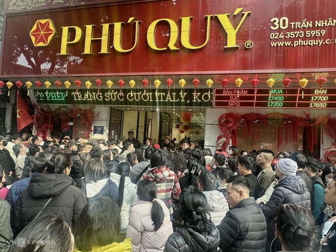 Xếp hàng dài chờ mua bạc trên giấy