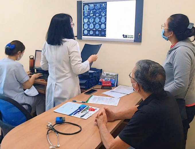 Bác sĩ đang xem hình ảnh học đánh giá toàn diện chức năng não trong tiến trình Alzheimer. Ảnh: Bệnh viện Đa khoa Tâm Anh