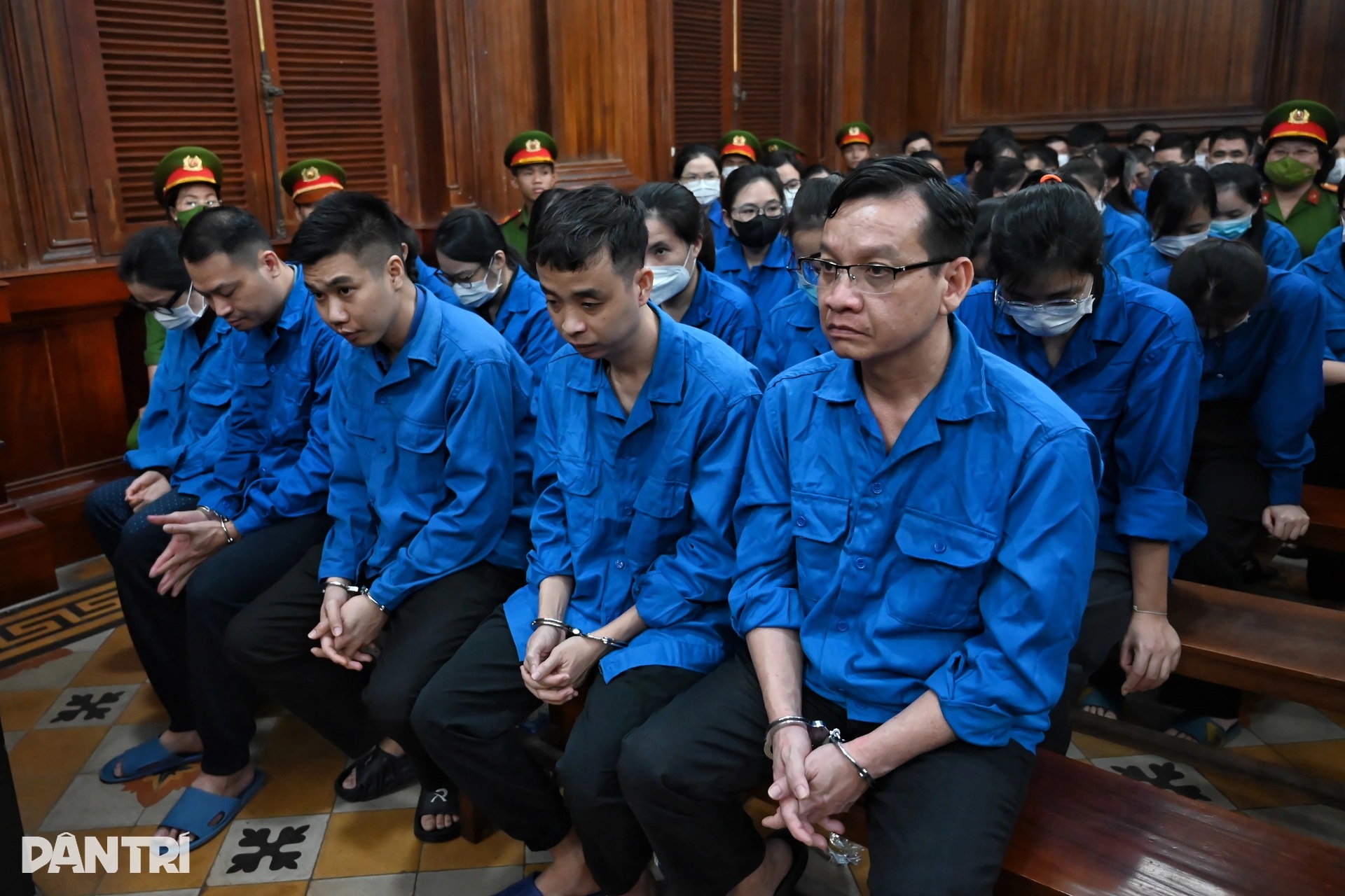 Xét xử 100 bị cáo trong vụ làm giả hàng trăm nghìn phiếu kiểm nghiệm - 1