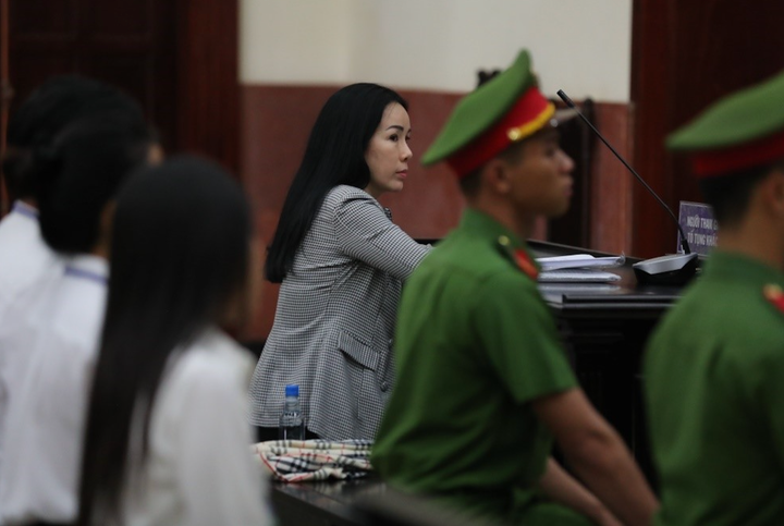 Xét xử Đinh Thị Lan xúc phạm vợ chồng Huỳnh Uy Dũng, Nguyễn Phương Hằng- Ảnh 1.