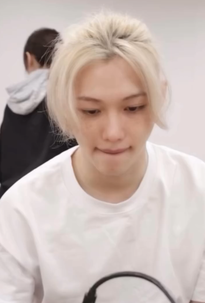 Chưa thấy ai như mỹ nam này: Xinh đến độ con gái phải tị, bị shop lấy hình đi bán váy- Ảnh 1. Chưa thấy ai như mỹ nam này: Xinh đến độ con gái phải tị, bị shop lấy hình đi bán váy- Ảnh 1.