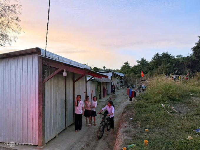 Xóm trọ của những đứa trẻ người Mông ở thôn Liêng Hung, xã Đam Rông 2, tỉnh Lâm Đồng, ngày 30/12/2025. Ảnh: Nga Thanh