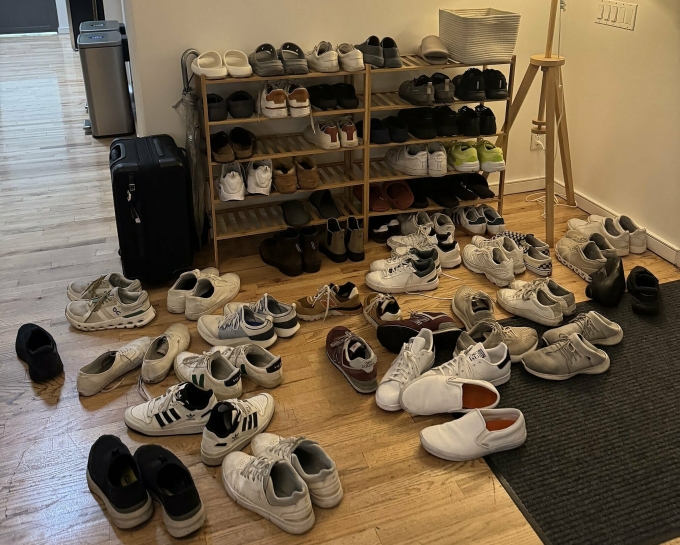 Giá để giày tại công ty Cursor. Ảnh: X/Ben Lang