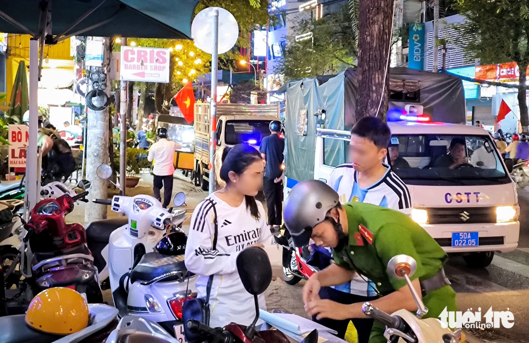 Xử lý lấn chiếm vỉa hè, lòng đường thành 'của riêng', mong cơ quan chức năng làm quyết liệt 1 vỉa hè - Ảnh 1.