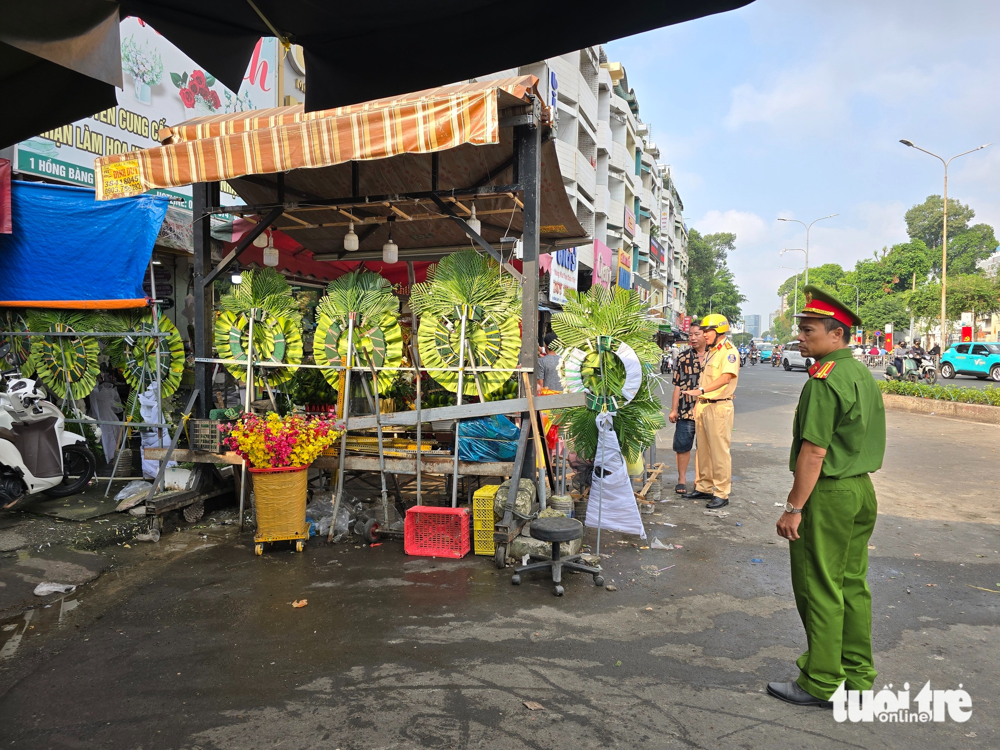 Xử lý vi phạm vỉa hè, lòng đường trước chợ Bà Chiểu, giao thông trở nên thông thoáng - Ảnh 1.