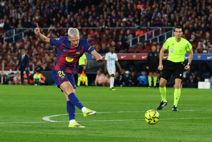 Dani Olmo dứt điểm chéo góc mở tỷ số, trong trận Barca thắng Oviedo 3-0 ở vòng 21 La Liga trên sân Camp Nou, Barcelona, Tây Ban Nha ngày 25/1/2026. Ảnh: Reuters