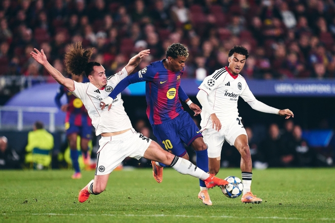 Yamal (giữa) đi bóng trong trận Barca thắng Eintracht Frankfurt 2-1 ở vòng bảng Champions League ngày 9/12/2025. Ảnh: FC Barcelona