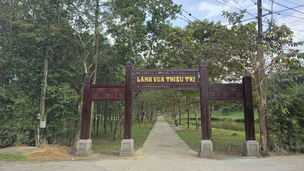 Cổng vào lăng vua Thiệu Trị được xây dựng tại vị trí tiếp giáp khu vực I bảo vệ di tích. trung-tam-bao-ton-di-tich-co-do-giai-trinh-viec-xuat-hien-cong-trinh-la-tai-di-tich-lang-vua-thieu-tri- (1).jpg