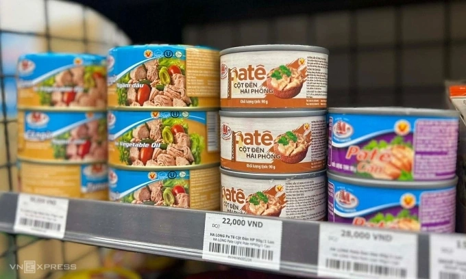 Một số sản phẩm của Đồ hộp Hạ Long trên kệ một cửa hàng tiện lợi ở Hà Nội, trưa 8/1. Ảnh: Việt Hưng