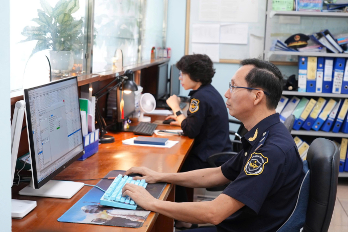 Cán bộ Hải quan khu vực V làm việc tại quầy thủ tục. Ảnh: Văn phòng Cục Hải quan