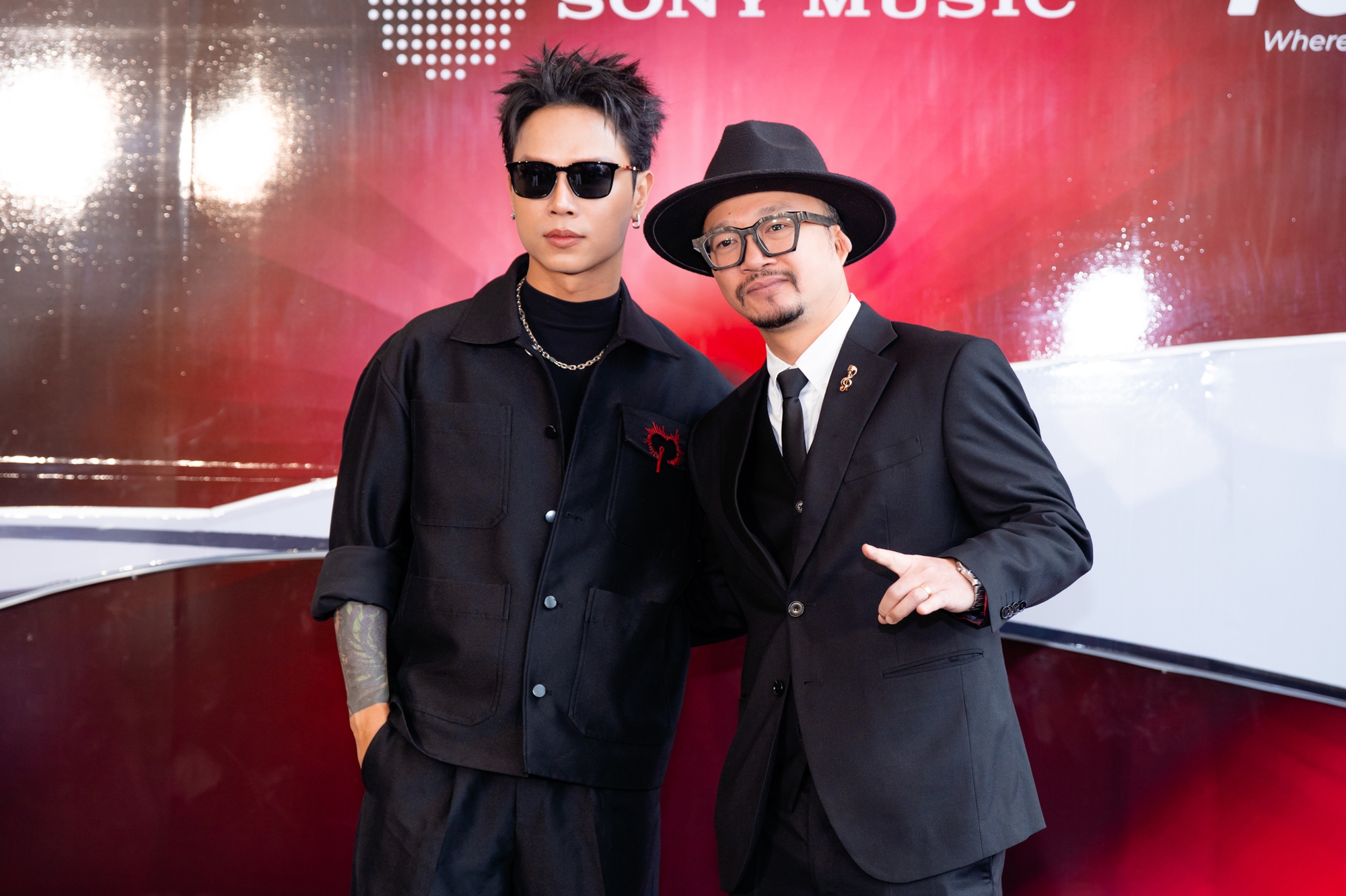 Zoom cận nhóm nam đầu tiên của Việt Nam bước ra từ show 