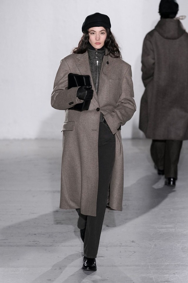 Màu xám không lạnh: bí quyết mặc gam màu công sở quen thuộc mà vẫn cuốn hút- Ảnh 1. Màu xám không lạnh: bí quyết mặc gam màu công sở quen thuộc mà vẫn cuốn hút- Ảnh 1.